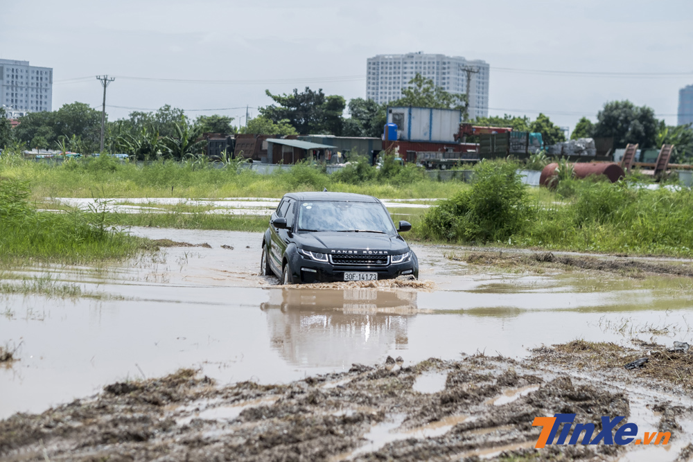 Khả năng lội nước của các mẫu xe Land Rover cũng gây ấn tượng mạnh với nhiều người thử cầm lái.