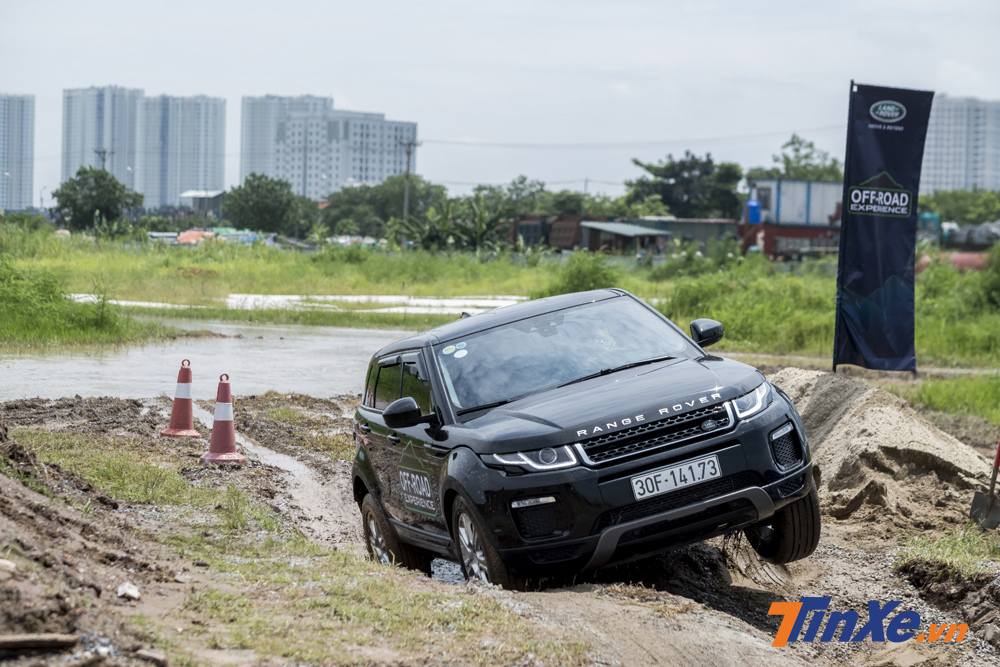 Hệ thống ATPC khi được kích hoạt sẽ tự động tính toán, điều phối lực phân bổ đến từng bánh xe để có thể vượt qua các đoạn đường xấu.