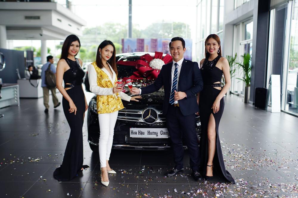 Hoa hậu Hương Giang nhận chiếc Mercedes-Benz GLC300 4Matic tại đại lý