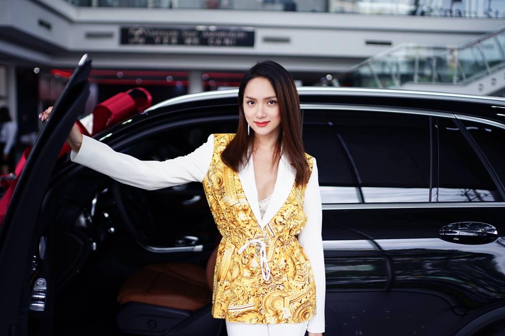 Hương Giang ăn mặc gợi cảm, tạo dáng bên chiếc SUV mới tậu