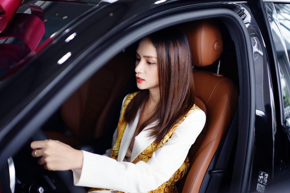 Bên trong chiếc Mercedes-Benz GLC300 4Matic của cô nàng Hoa hậu là nội thất bọc da màu nâu sang trọng