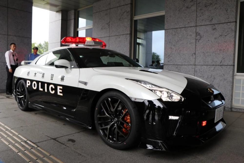 Chiếc Nissan GT-R được sơn màu đen phối trắng