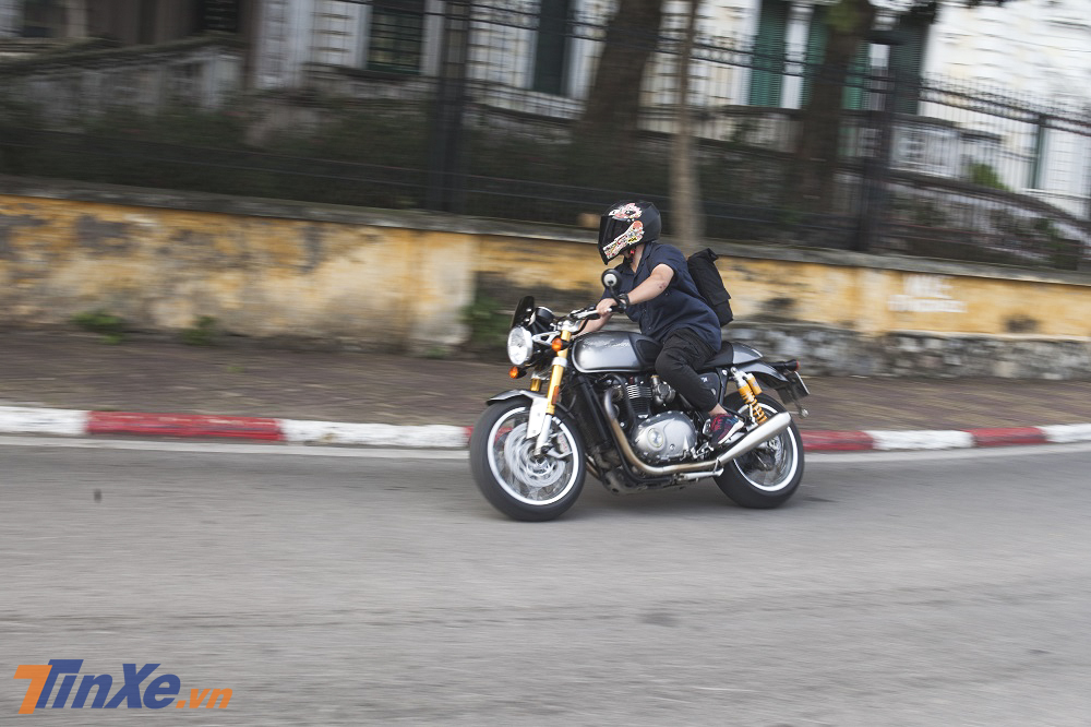 Triumph Thruxton R 2017 có tư thế ngồi thoải mái so với các mẫu cafe racer khác