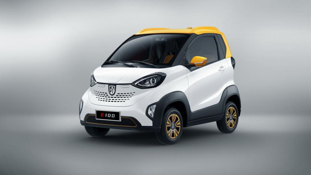 Baojun E100 2019 có vài màu sơn, trong đó có màu trắng, kết hợp vàng và đen khá đẹp mắt