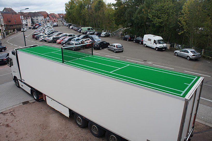 Đôi khi lại là một chiếc xe công thành sân tennis tí hon