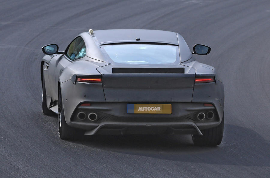 Aston Martin DBS Superleggera với 4 ống xả phía sau