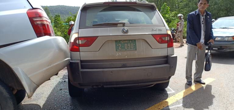 Chiếc Toyota Highlander đã đâm trực diện vào BMW X3 Chiếc Toyota Highlander đã đâm trực diện vào BMW X3