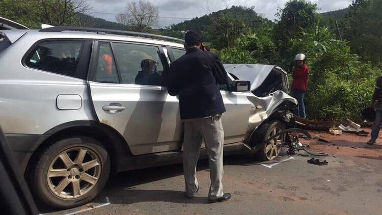 Chiếc BMW X3 bị nổ lốp trước bên phải Chiếc BMW X3 bị nổ lốp trước bên phải