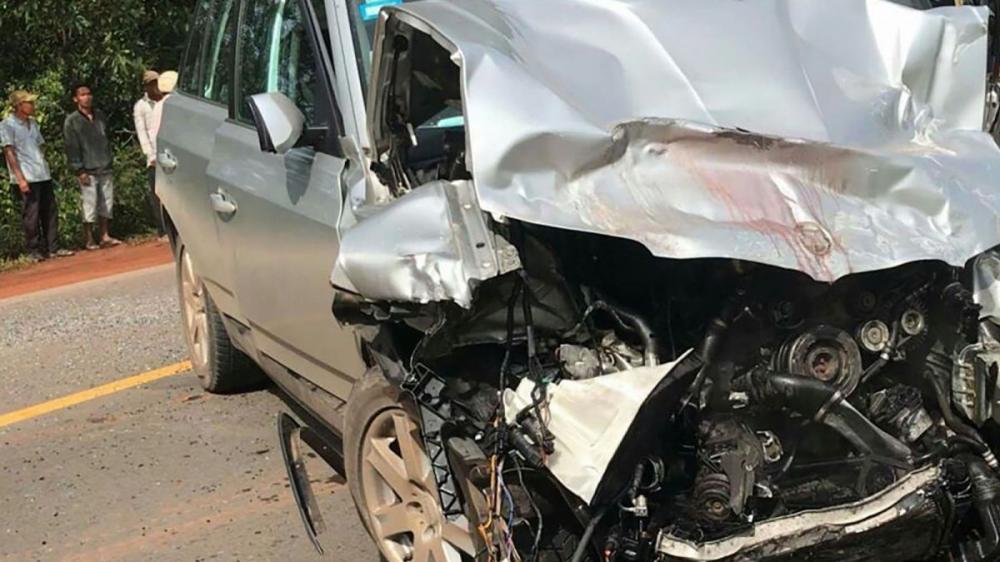 Đầu xe BMW X3 bị vỡ nát sau tai nạn Đầu xe BMW X3 bị vỡ nát sau tai nạn