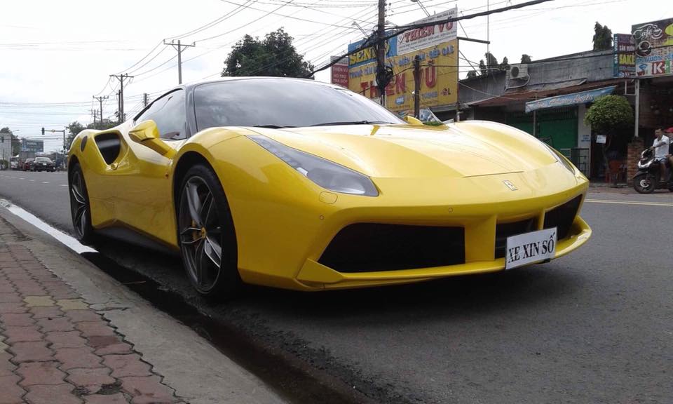 Phía trước và sau siêu xe Ferrari 488 GTB được dán tờ giấy xe xin số Phía trước và sau siêu xe Ferrari 488 GTB được dán tờ giấy xe xin số