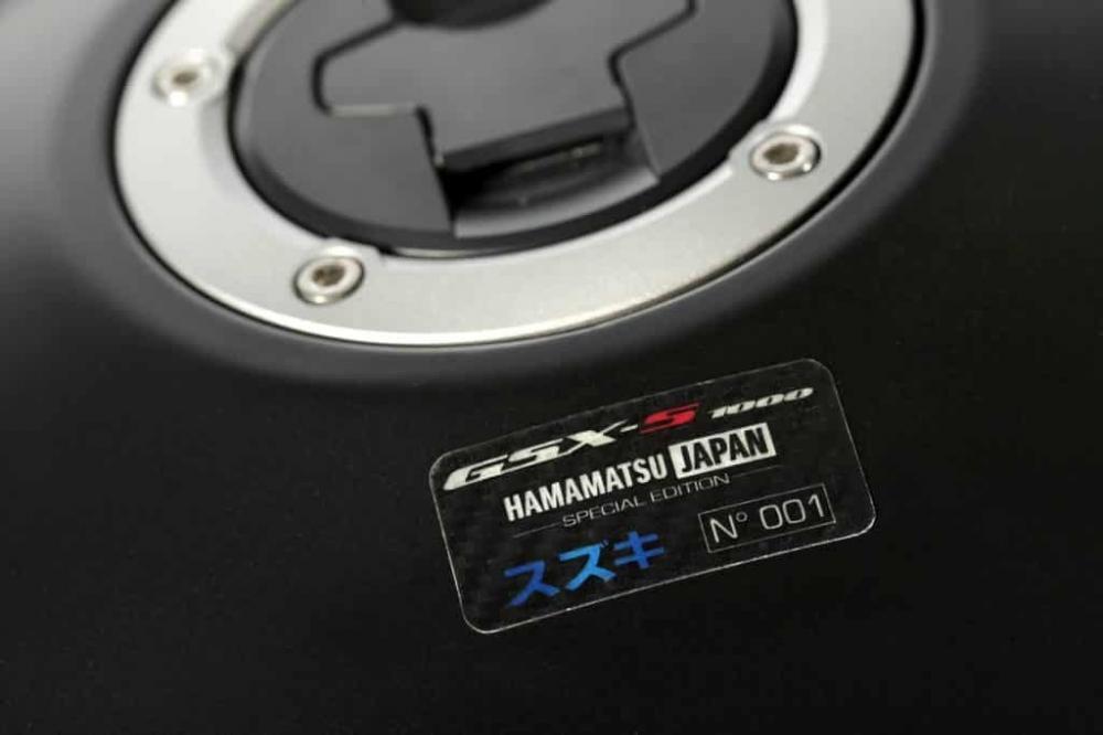 Bình xăng Suzuki GSX-S1000 Team Suzuki có số thứ tự bản đặc biệt Bình xăng Suzuki GSX-S1000 Team Suzuki có số thứ tự bản đặc biệt