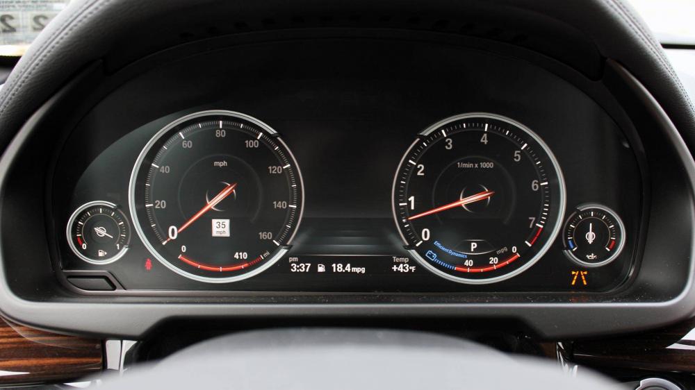 BMW X6 được trang bị cụm đồng hồ điện tử rõ nét