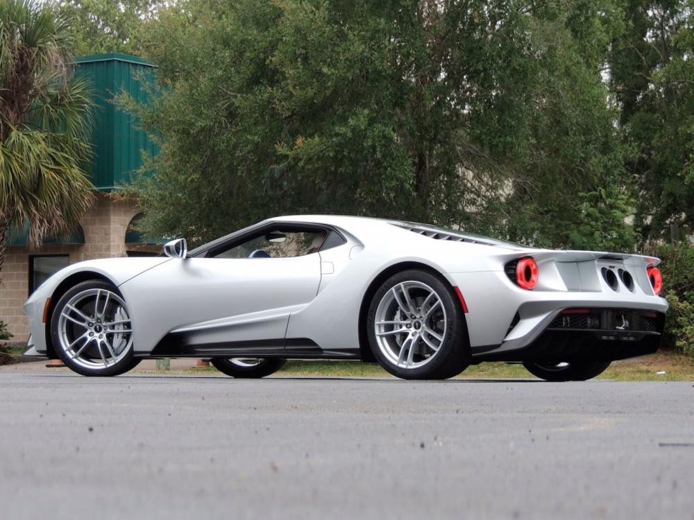 Mỗi chiếc có giá bán khởi điểm 400.000 USD. Mức giá này cao hơn cả Ferrari 488 Pista hay Lamborghini Aventador S LP740-4
