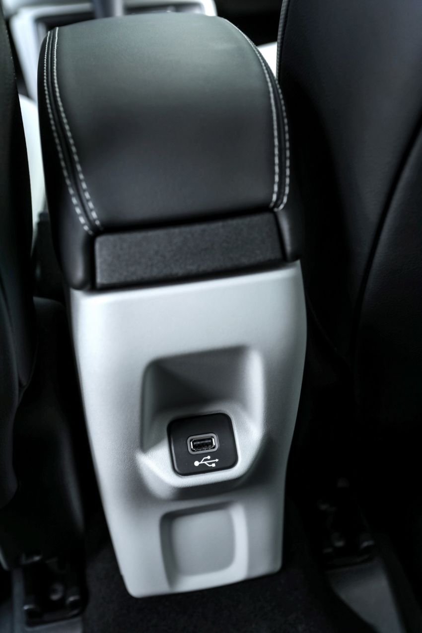 Cổng USB phía sau bệ tì tay trung tâm