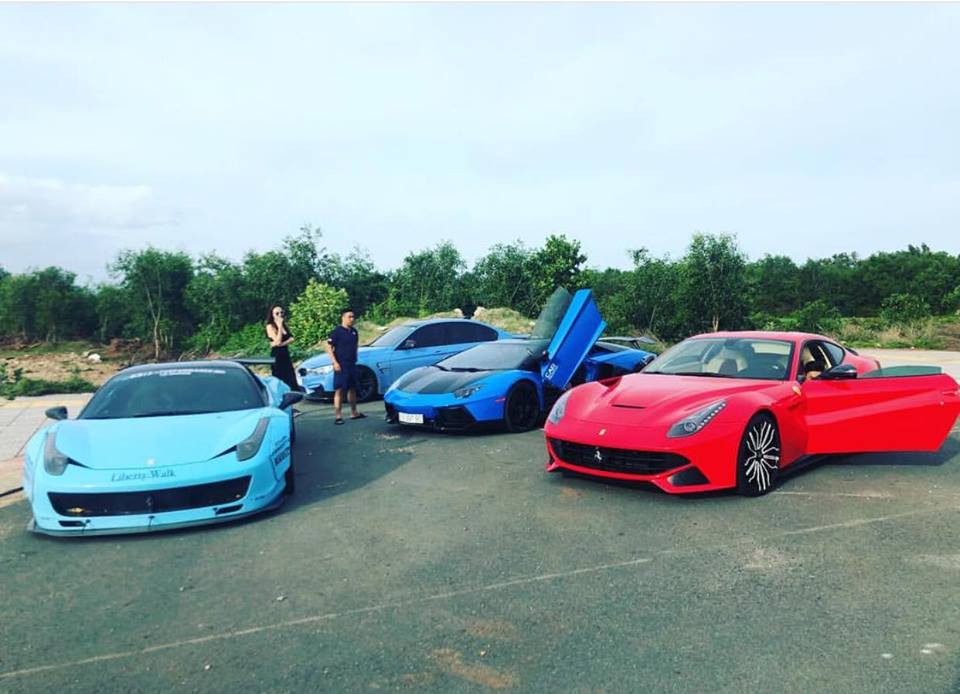 Ferrari F12 Berlinetta đi du lịch cùng cặp đôi siêu xe Lamborghini Aventador LP700-4 và Ferrari 458 Italia. Ngoài ra còn có sự góp mặt của BMW M3 thuộc sở hữu Cường Đô-la