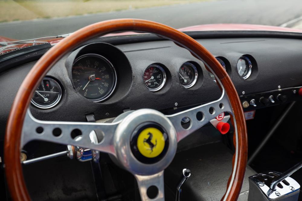 Tiền trạng siêu xe cổ Ferrari 250 GTO này đang ở trong trạng thái sung sức nhất do được bảo dưỡng chính hãng khá cẩn thận.