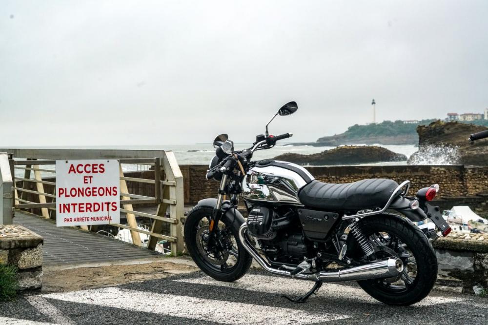 Moto Guzzi V7 III Limited có nhiều chi tiết crôm bóng đậm chất hoài cổ Moto Guzzi V7 III Limited có nhiều chi tiết crôm bóng đậm chất hoài cổ