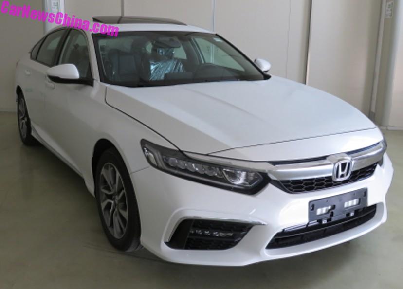 Honda Inspire sở hữu thiết kế đầu xe khác với Accord 2018