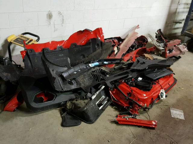 Vụ tai nạn còn khiến 1 bánh xe long ra khỏi trục và 2 bánh khác được cho nổ lốp khiến mâm xe bị cong vênh. Điểm đáng khen, một số phụ tùng hư hỏng nặng được thu gom và để riêng một chỗ để bàn giao cho người nào trả giá cao nhất siêu xe này