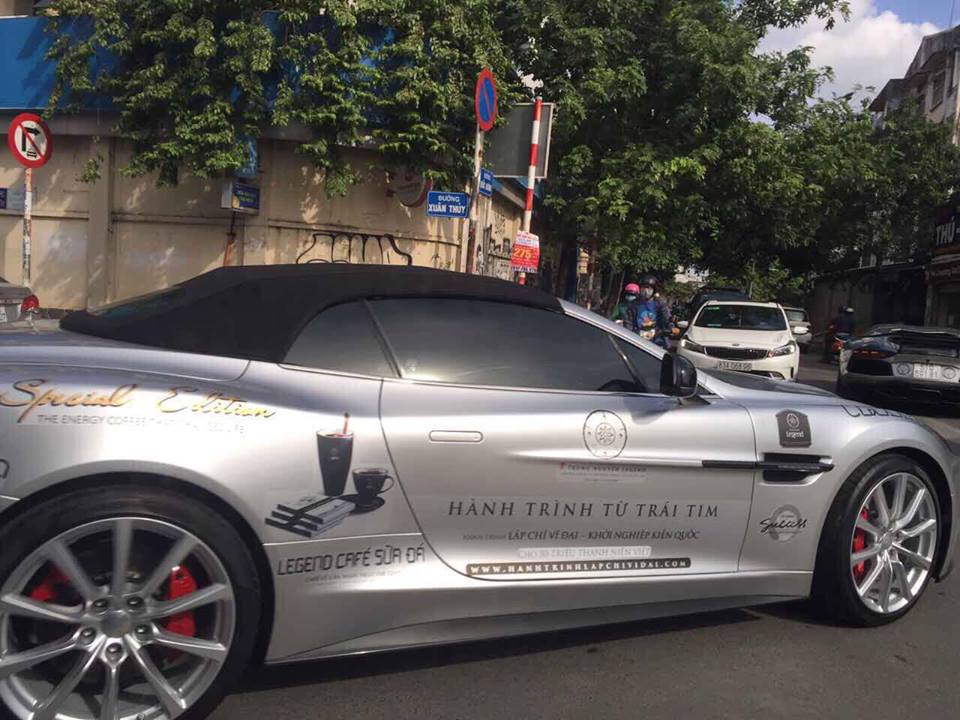 Thông điệp của hành trình siêu xe do Chủ tịch Trung Nguyên tự tổ chức được dán lên khắp siêu xe. Trong ảnh là chiếc Aston Martin Vanquish Volante độc nhất Việt Nam đã về tay Trung Nguyên. Thông điệp của hành trình siêu xe do Chủ tịch Trung Nguyên tự tổ chức được dán lên khắp siêu xe. Trong ảnh là chiếc Aston Martin Vanquish Volante độc nhất Việt Nam đã về tay Trung Nguyên.