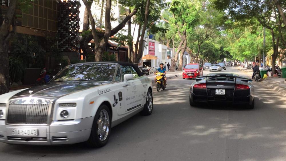 Rolls-Royce Phantom Drophead Coupe và Ferrari California T (phía xa) tranh thủ đi đổ xăng. Trong khi đó, chiếc Lamborghini Murcielago LP670-4 SV quay trở về biệt thự của Chủ tịch Trung Nguyên sau khi tiếp nhiên liệu. Rolls-Royce Phantom Drophead Coupe và Ferrari California T (phía xa) tranh thủ đi đổ xăng. Trong khi đó, chiếc Lamborghini Murcielago LP670-4 SV quay trở về biệt thự của Chủ tịch Trung Nguyên sau khi tiếp nhiên liệu.