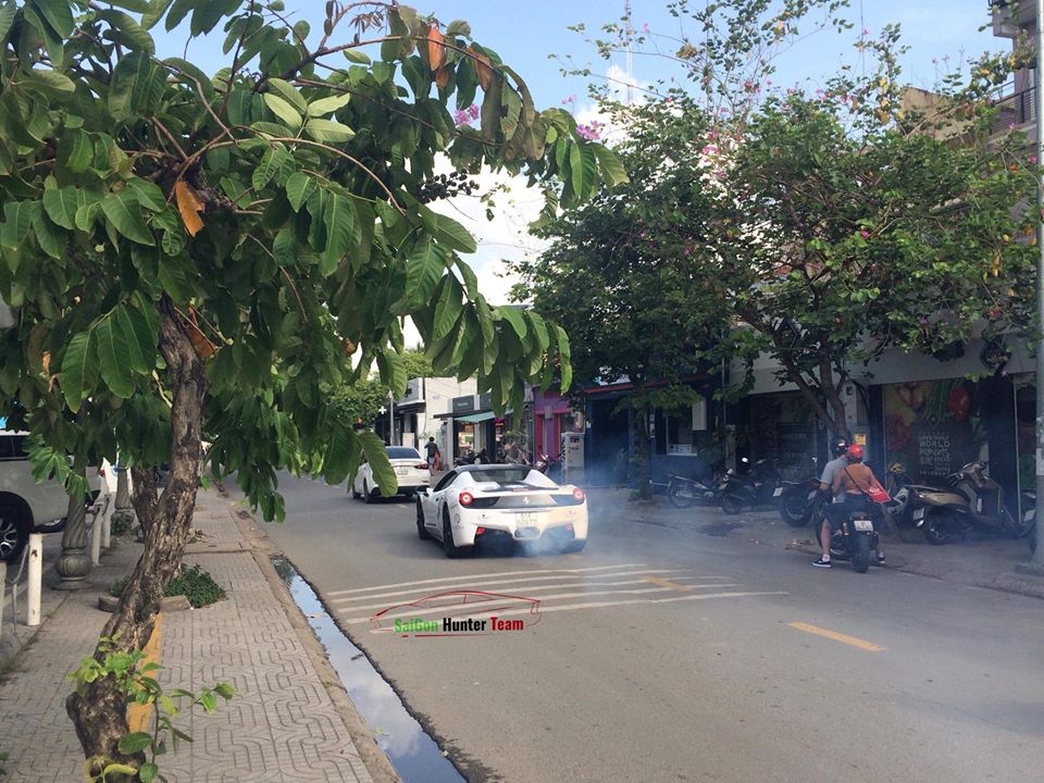 Làn khói trắng này không có dấu hiệu giảm nhiệt khi siêu xe Ferrari 458 Spider di chuyển trên đường phố Làn khói trắng này không có dấu hiệu giảm nhiệt khi siêu xe Ferrari 458 Spider di chuyển trên đường phố