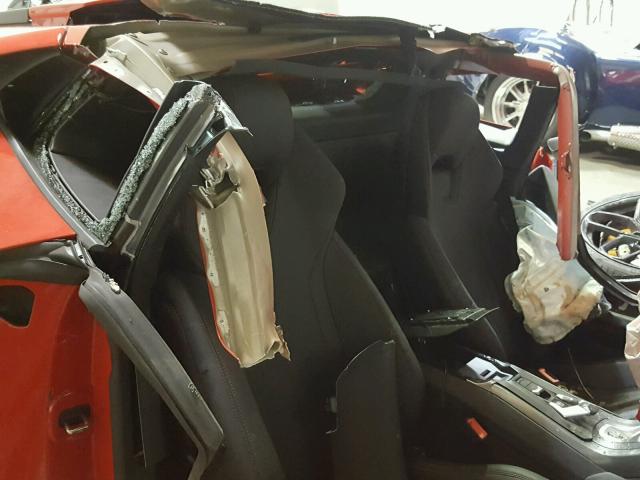 Mặc dù chiếc Lamborghini Huracan LP580-2 được xác định thuộc bản Coupe nhưng mái nhà của siêu xe này đã không còn