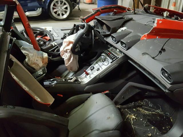 Cửa bên phía ghế phụ rời ra khỏi xe còn cửa tài dù vẫn còn trên xe nhưng cũng bị biến dạng khá nặng và còn lộ ra phần khung sườn bị cong