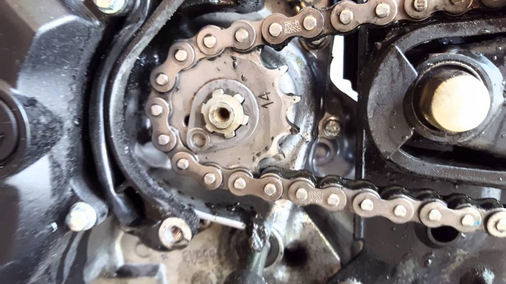 Nên vệ sinh sạch sẽ cả nhông trước của xe