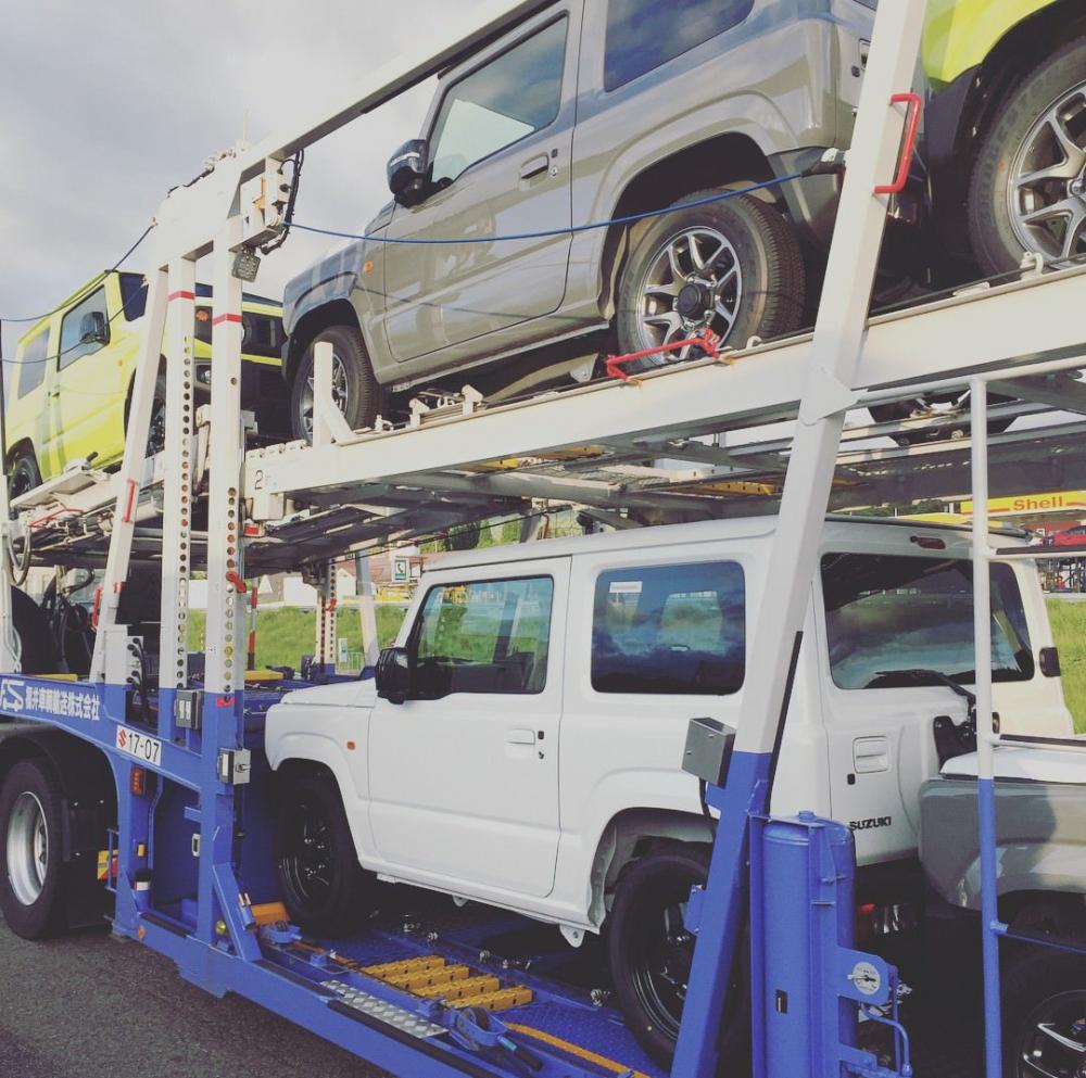 Những chiếc Suzuki Jimny 2019 nằm trên xe chuyên dụng để đến đại lý ở Nhật Bản Những chiếc Suzuki Jimny 2019 nằm trên xe chuyên dụng để đến đại lý ở Nhật Bản