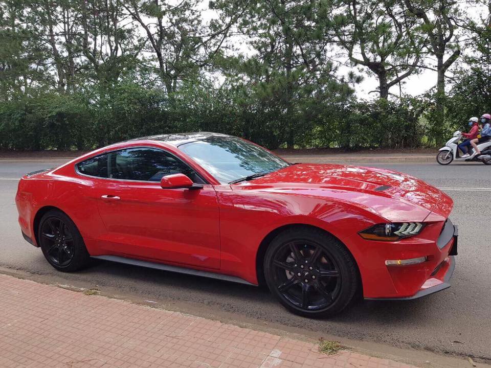 Chiếc Ford Mustang đời 2018 có giá rao bán dao động từ 2,1 đến 2,3 tỷ Đồng. Chiếc Ford Mustang đời 2018 có giá rao bán dao động từ 2,1 đến 2,3 tỷ Đồng.