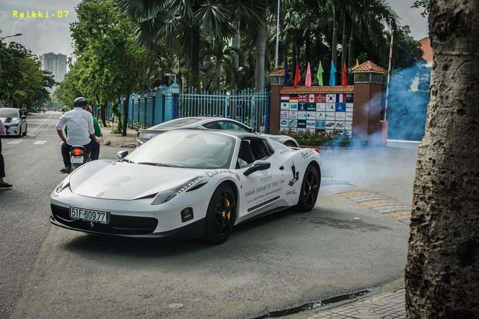 Ferrari 458 Spider bốc khói khói trắng nghi ngút ngay khi bước ra từ cổng khu biệt thự của Chủ tịch Trung Nguyên đang ở tại quận 2, Tp.HCM Ferrari 458 Spider bốc khói khói trắng nghi ngút ngay khi bước ra từ cổng khu biệt thự của Chủ tịch Trung Nguyên đang ở tại quận 2, Tp.HCM