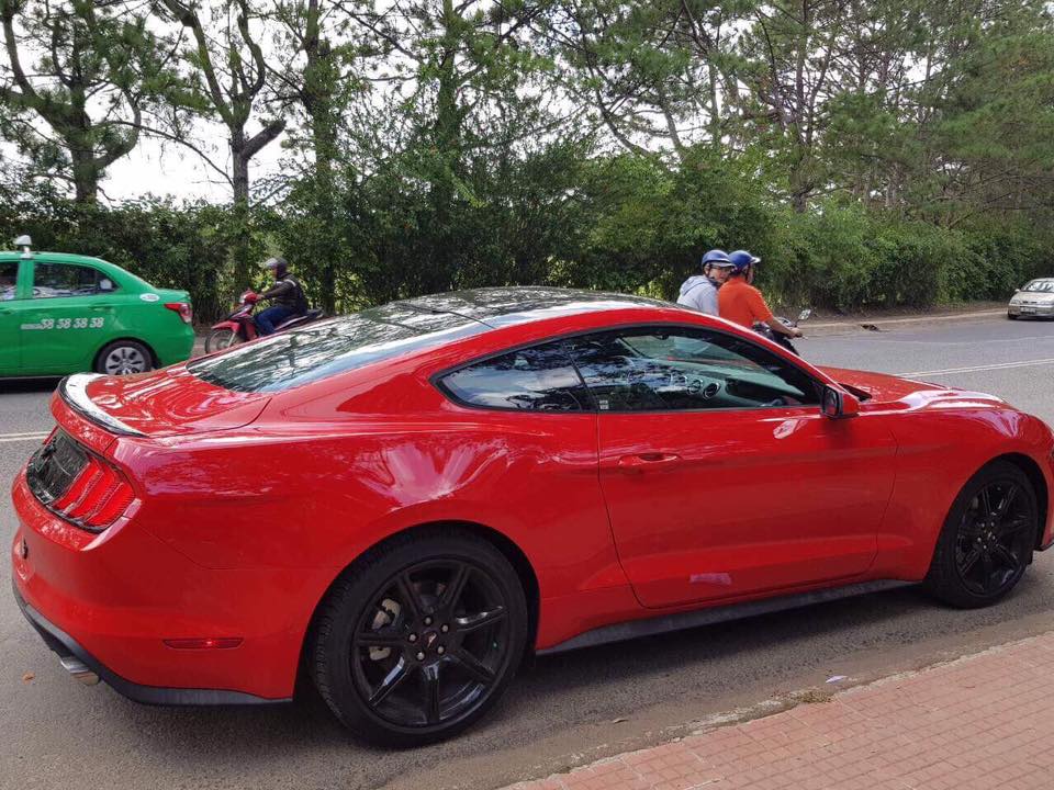 Đối lập với bộ áo màu đỏ, chiếc Ford Mustang đời 2018 đầu tiên tìm thấy chủ nhân có các chi tiết như cản va trước/sau, nẹp lườn sơn đen nhám. Riêng bộ mâm và đuôi cá sơn đen bóng tạo điểm nhấn Đối lập với bộ áo màu đỏ, chiếc Ford Mustang đời 2018 đầu tiên tìm thấy chủ nhân có các chi tiết như cản va trước/sau, nẹp lườn sơn đen nhám. Riêng bộ mâm và đuôi cá sơn đen bóng tạo điểm nhấn