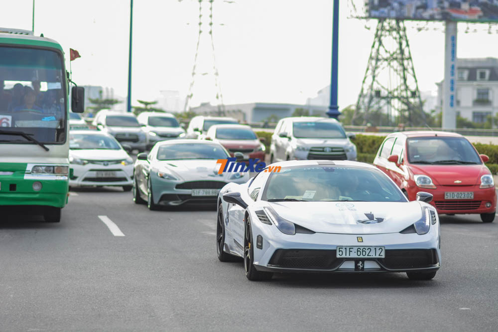Ferrari 458 Speciale cùng dàn siêu xe triệu đô của ông Đặng Lê Nguyên Vũ diễu hành trên đường phố Sài thành vào sáng 25/6/2018. Ferrari 458 Speciale cùng dàn siêu xe triệu đô của ông Đặng Lê Nguyên Vũ diễu hành trên đường phố Sài thành vào sáng 25/6/2018.