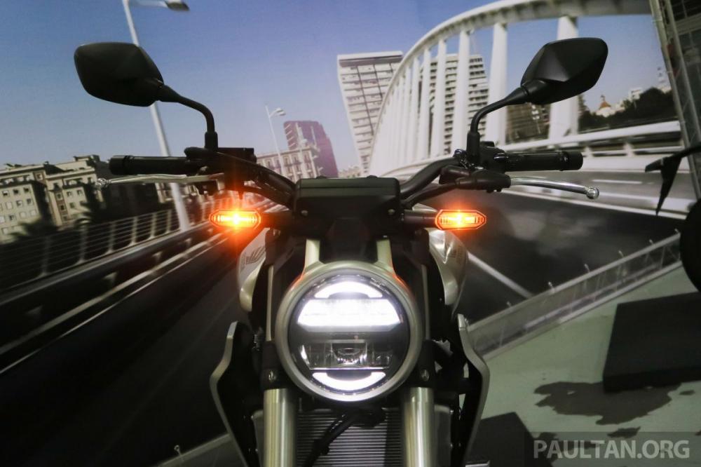 Honda CB250R 2018 sử dụng hệ thống chiếu sáng LED