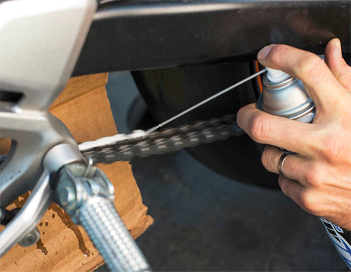 Sử dụng bình xịt dưỡng để bôi trơn các mắt xích