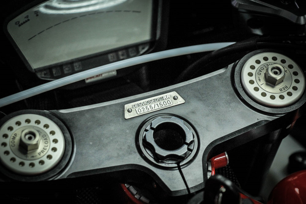 Để đánh dấu số lượng bản, Ducati cho khắc một tag tên và số thứ tự sản xuất lên từng sản phẩm giới hạn của mình. Chiếc Desmosedici RR tại Việt Nam là chiếc xe thứ 255 trong số 1500 được sản xuất.