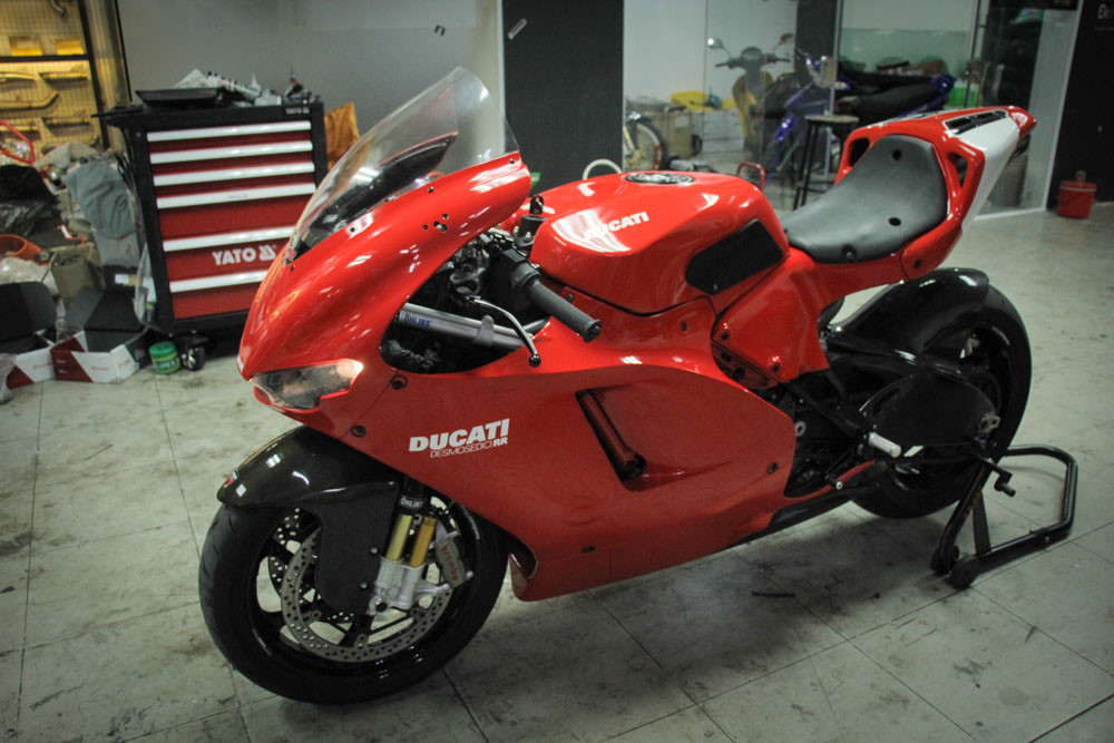 chiếc Desmosedici RR này đang được chủ nhân của nó nâng cấp và lột xác hoàn toàn và hứa hẹn sẽ cho ra mắt một siêu phẩm trên siêu phẩm trong thời gian sắp tới