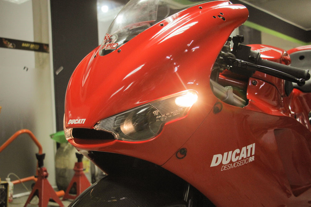 Toàn bộ giàn vỏ của xe được sử dụng vật liệu sợi carbon cực nhẹ và bền bỉ.