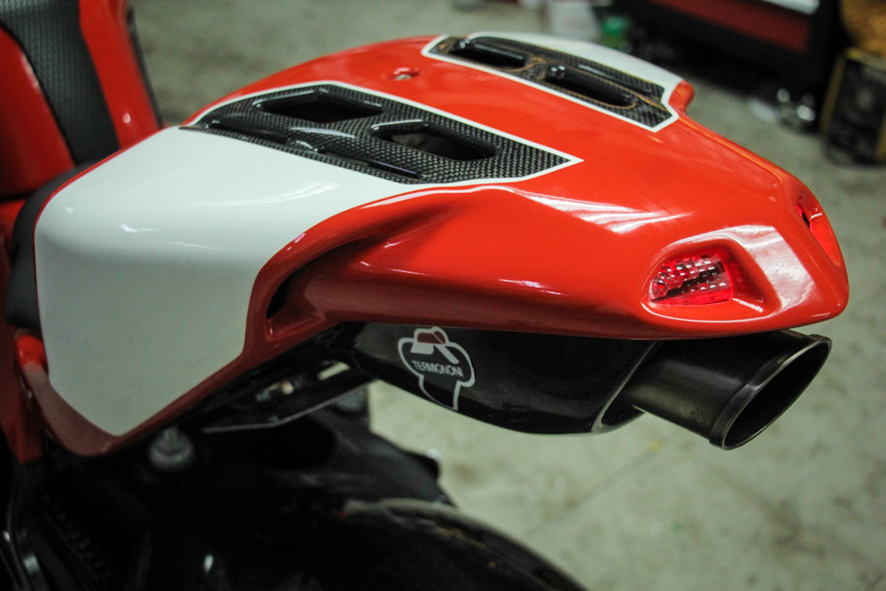 Bộ ống xả quen thuộc Termi được đặt gọn gàng dưới đuôi xe.