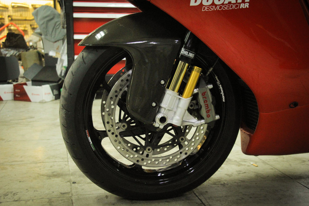 Bộ phuộc trước đắt tiền Ohlins FG353P với đường kính 43mm mạ vàng óng ả đi cùng bộ phanh đĩa Brembo 4 pis