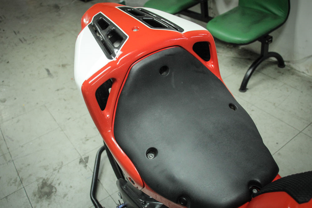 Bộ yên solo với dàn vỏ đuôi khí động học hoạt động cực kì hiệu quả ở giải tốc lớn.