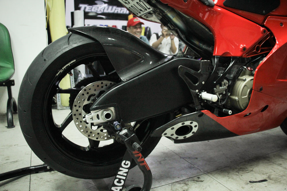 Phía sau, xe được trang bị bộ gắp bản lớn dày dặn, theo đó là các chi tiết carbon bóng bẩy.