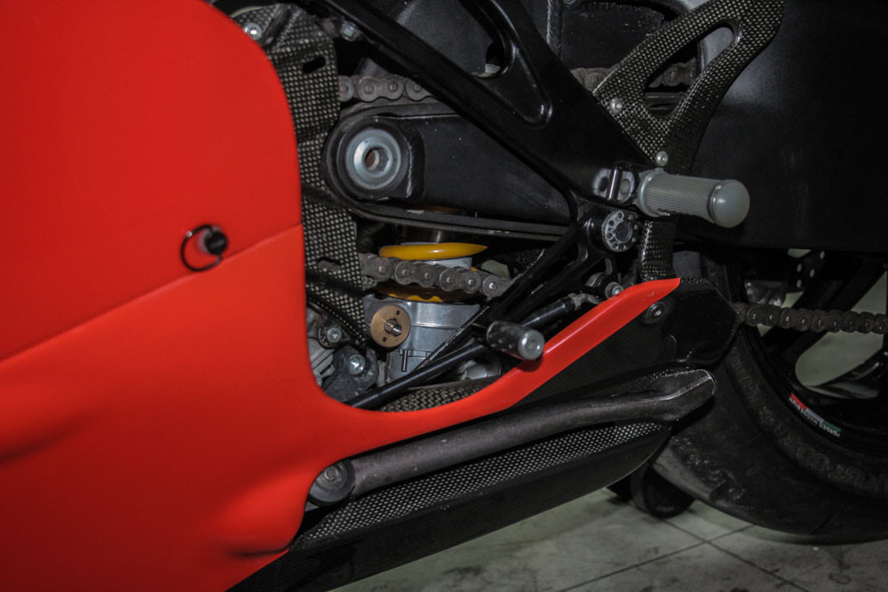 Xe được trang bị phuộc sau Ohlins PRXB đơn với đường kính 43mm.