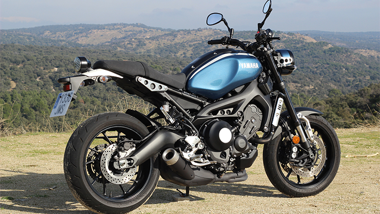 Yamaha XSR900 là một chiếc naked bike mang phong cách bán cổ điển được trangh bị khối động cơ crossplane 3 xi-lanh thẳng hàng 850cc