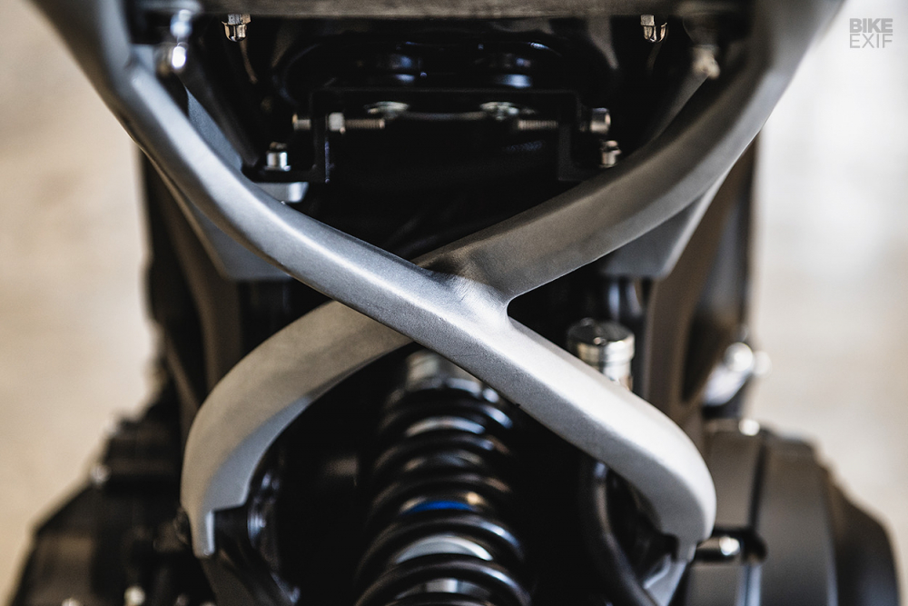 Hệ thống khung sau được sử dụng công nghệ luyện kim bằng tia lazer độc đáo tạo ra đoạn khung đỡ sau với đường uốn lượn mềm mại, độc đáo