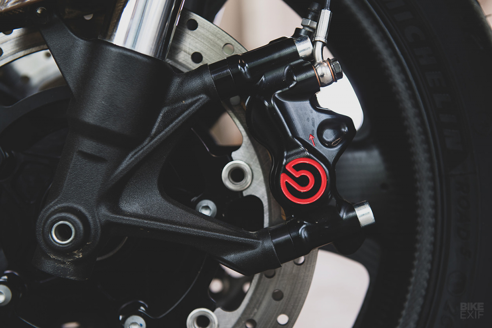 Xe được trang bị cùm phanh mới Brembo RCS cùng bao tay và bình dầu rizoma đẹp mắt