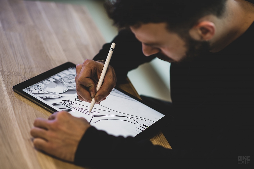 Dabadie đã làm việc cho cả Roland Sands Design và Deus Ex Machina một thời gian trước khi tự mở xưởng độ của mình