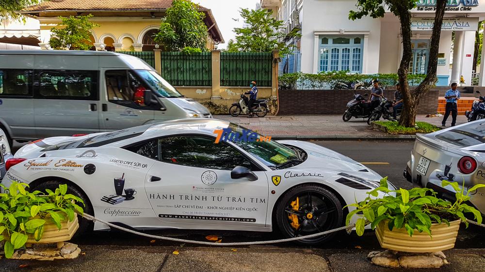 Ngoại thất siêu xe Ferrari 458 Speciale đã được chuyển từ bộ áo đỏ sang trắng. Ngoại thất siêu xe Ferrari 458 Speciale đã được chuyển từ bộ áo đỏ sang trắng.