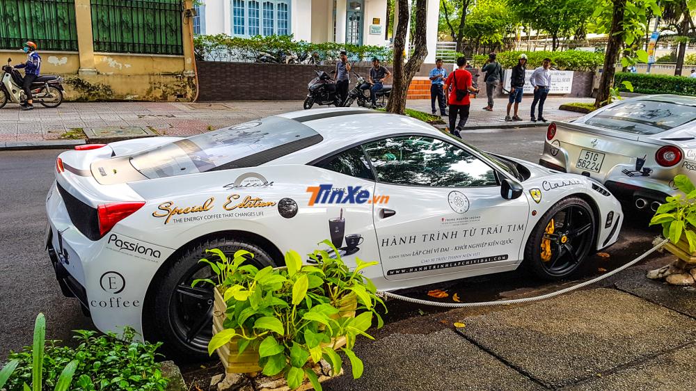 Do nhiều chi tiết ngoại thất sử dụng sợi carbon nên trọng lượng Ferrari 458 Speciale nhẹ hơn 90 kg so với bản tiêu chuẩn. Do nhiều chi tiết ngoại thất sử dụng sợi carbon nên trọng lượng Ferrari 458 Speciale nhẹ hơn 90 kg so với bản tiêu chuẩn.